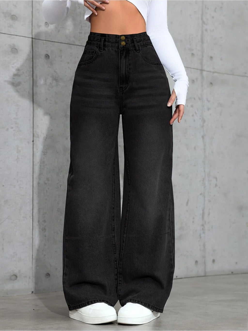 Women's straight jeans are casual in style with a comfortable fit with pockets, perfect for casual wear