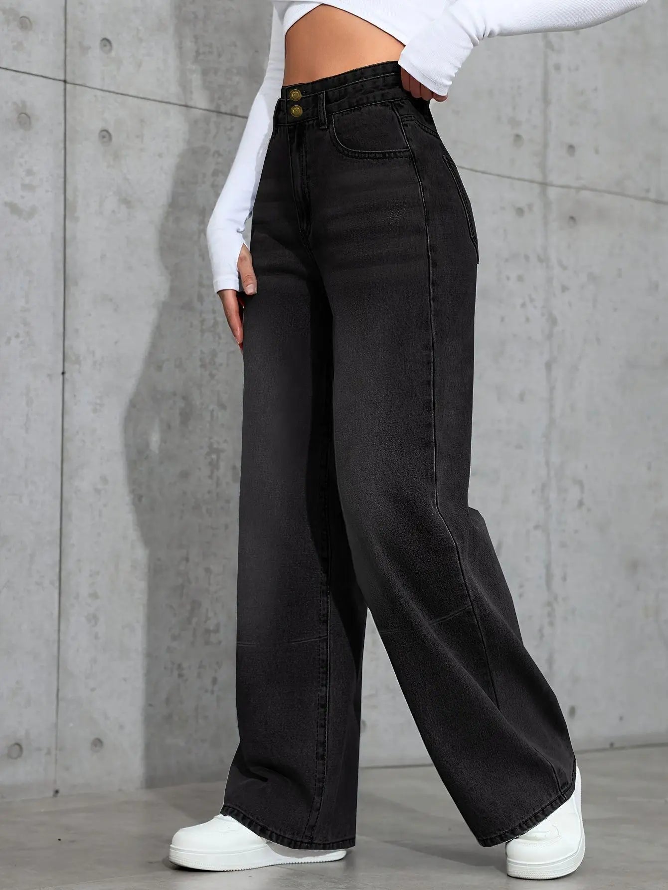 Women's straight jeans are casual in style with a comfortable fit with pockets, perfect for casual wear