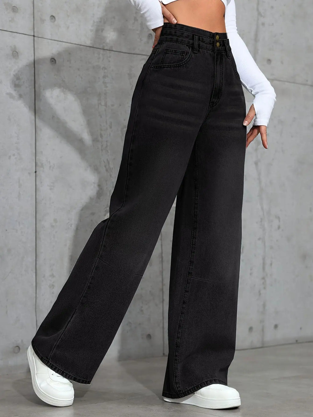 Women's straight jeans are casual in style with a comfortable fit with pockets, perfect for casual wear
