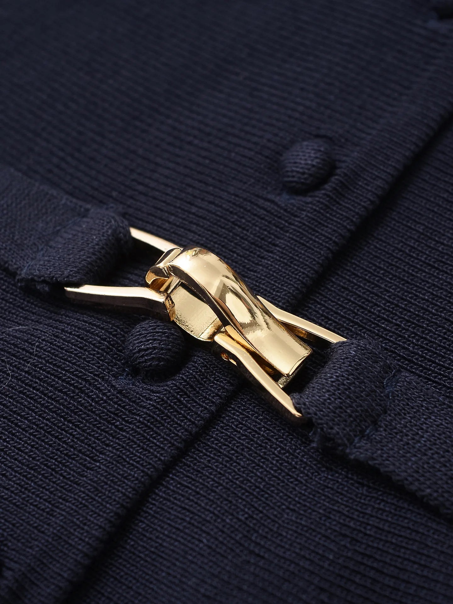 Women's clothing 2025 summer new European and American style women's clothing new solid color belt decorative flat-pin lapel top